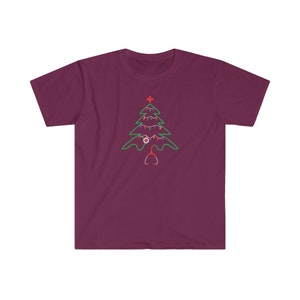 以下が含まれることがあります： マロン色のTシャツに、緑色のクリスマスツリーのデザインが施されています。ツリーは、赤と白のオーナメント、赤い十字架、聴診器で飾られています。