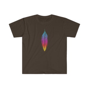 K&ouml;nnte beinhalten: Ein dunkelbraunes T-Shirt mit einem bunten Feder-Design auf der Vorderseite.