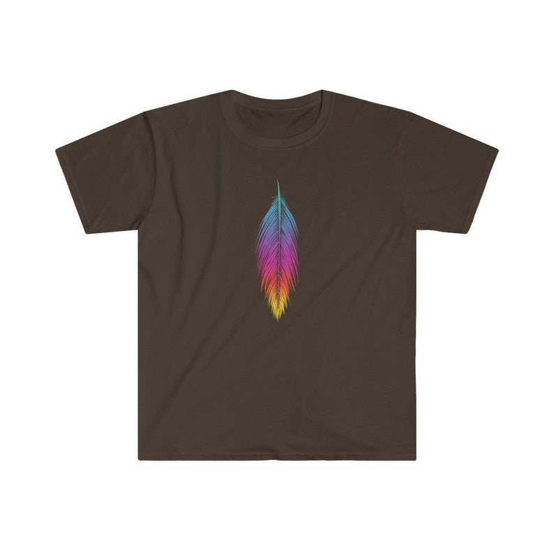 K&ouml;nnte beinhalten: Ein dunkelbraunes T-Shirt mit einem bunten Feder-Design auf der Vorderseite.