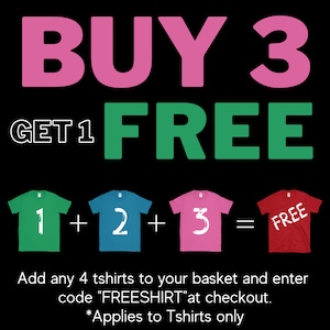 Puede incluir: Gr&aacute;fico promocional con el texto "BUY 3 GET 1 FREE" en rosa y verde. Debajo, se muestran cuatro camisetas: verde, azul, rosa y roja, cada una con un n&uacute;mero o la palabra "FREE". El texto anima a los clientes a a&ntilde;adir 4 camisetas a su cesta y usar el c&oacute;digo "FREESHIRT".