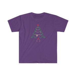 以下が含まれることがあります： 紫色のTシャツに緑色のクリスマスツリーのデザイン。ツリーは赤と白のオーナメントと聴診器で飾られています。