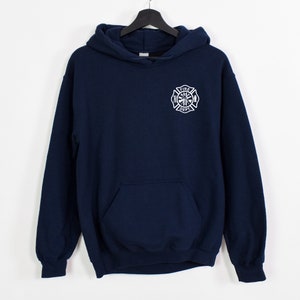 Peut inclure: Un sweat-shirt &agrave; capuche bleu marine avec un logo de pompier brod&eacute; en blanc sur le devant.