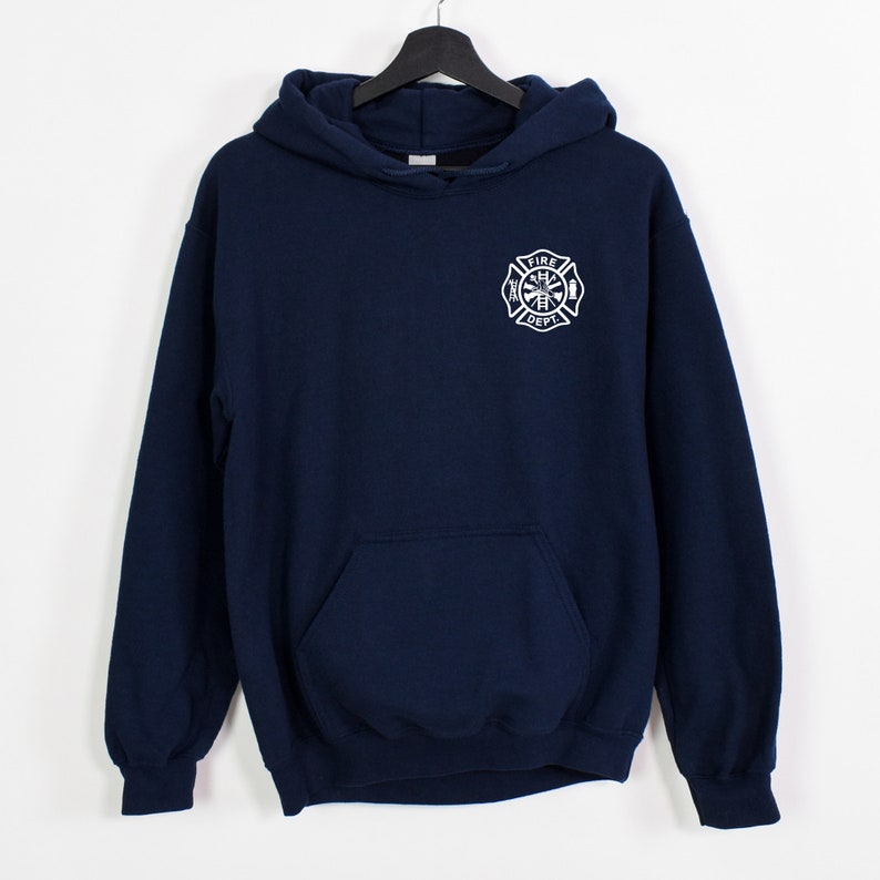Peut inclure: Un sweat-shirt &agrave; capuche bleu marine avec un logo de pompier brod&eacute; en blanc sur le devant.