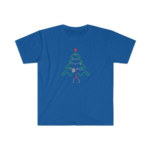 以下が含まれることがあります： 青いTシャツに緑色のクリスマスツリーのデザインが施されています。ツリーは赤と白のオーナメントと聴診器で飾られています。