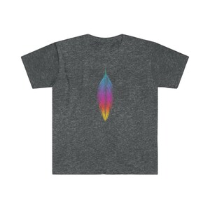 K&ouml;nnte beinhalten: Ein dunkelgraues T-Shirt mit einem bunten Federdesign auf der Vorderseite.