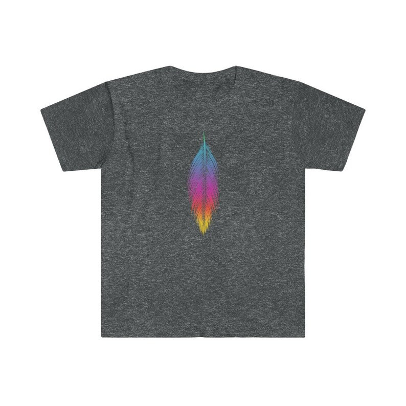 K&ouml;nnte beinhalten: Ein dunkelgraues T-Shirt mit einem bunten Federdesign auf der Vorderseite.