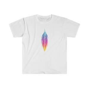 K&ouml;nnte beinhalten: Ein wei&szlig;es T-Shirt mit einem regenbogenfarbenen Federdesign.