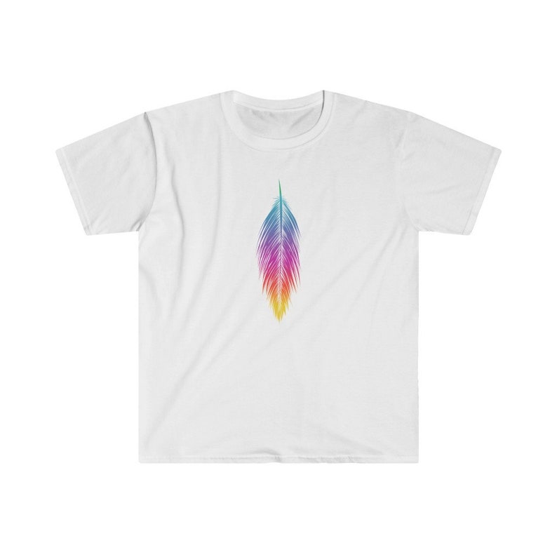 K&ouml;nnte beinhalten: Ein wei&szlig;es T-Shirt mit einem regenbogenfarbenen Federdesign.