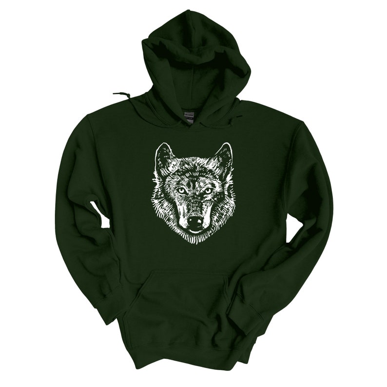 K&ouml;nnte beinhalten: Ein dunkelgr&uuml;ner Kapuzenpullover mit einem wei&szlig;en Wolfskopf-Motiv auf der Vorderseite.