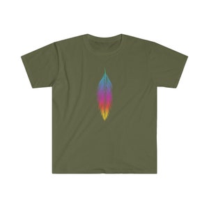 K&ouml;nnte beinhalten: Ein gr&uuml;nes T-Shirt mit einem Regenbogenfeder-Design, das auf der Vorderseite aufgedruckt ist.