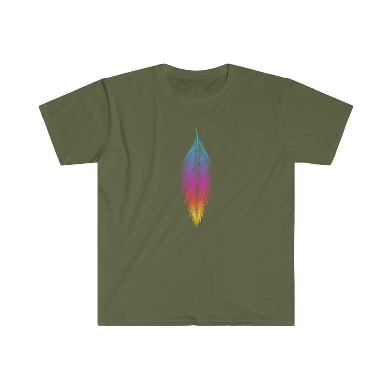 K&ouml;nnte beinhalten: Ein gr&uuml;nes T-Shirt mit einem Regenbogenfeder-Design, das auf der Vorderseite aufgedruckt ist.