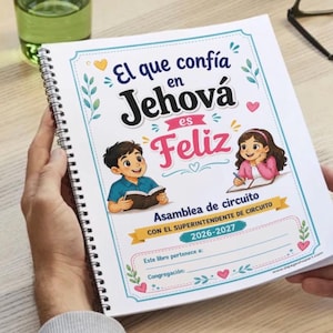 Puede incluir: Un cuaderno de espiral con portada blanca que presenta el texto El que confía en Jehová es Feliz, ilustraciones de un niño leyendo y una niña escribiendo, y el texto Asamblea de circuito con el superintendente de circuito 2026-2027.