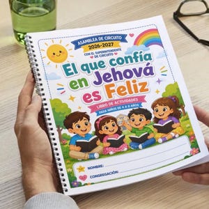 Op de afbeelding: Een spiraalgebonden activiteitenboek getiteld El que confía en Jehová es Feliz, met een kleurrijke illustratie van vier kinderen die buiten lezen, een gele zon, een regenboog en lege regels voor het invullen van naam en gemeente.