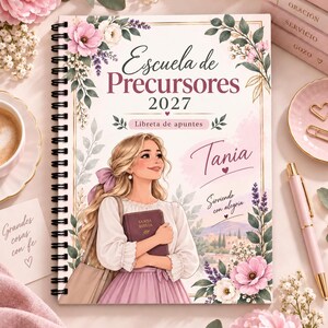 Puede incluir: Un cuaderno de espiral titulado Escuela de Precursores 2027 Libreta de apuntes, con una ilustración de una persona de cabello rubio largo sosteniendo un libro que dice Santa Biblia, rodeado de motivos florales y el nombre Tania.