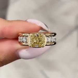 Anillo de compromiso con diamante de laboratorio amarillo de 1,5 quilates, talla cojín alargada y bisel engastado, alianza de boda con gema amarilla, regalo para ella