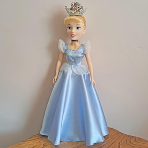 Poupée Cendrillon dansante Princesses Disney vintage de 17 po.