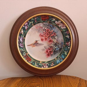 Plato de colibrí de porcelana con marco de madera de Lena Liu