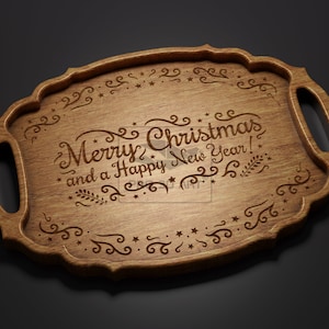 以下が含まれることがあります： 彫刻が施された木製のお盆で、"メリークリスマス、そしてハッピーニューイヤー！"という文字が刻まれています。