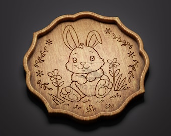 Könnte beinhalten: Eine Holzplakette mit einem geschnitzten Design eines Kaninchens, das in einem Blumenfeld sitzt. Die Plakette hat einen gewellten Rand und ist hellbraun.