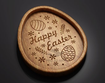 Könnte beinhalten: Ein Holztablett in Form eines Eies mit einem gravierten Design. Das Tablett zeigt den Text "Happy Easter" umgeben von Blumen und Eiern.
