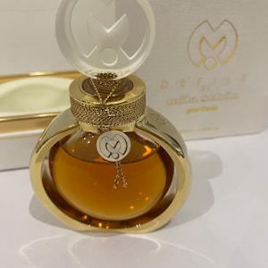 Desfilamiento de Mila Schon perfume puro 30 ml. Añada 1991. Botella sellada.