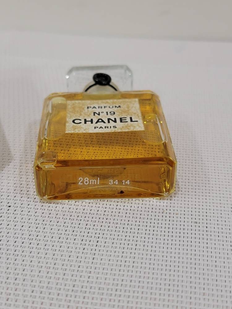 Chanel No 19 pure parfum 28 ml. Vintage 1970 edition. Sealed