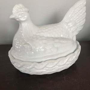 Hen on a nest Milkglass