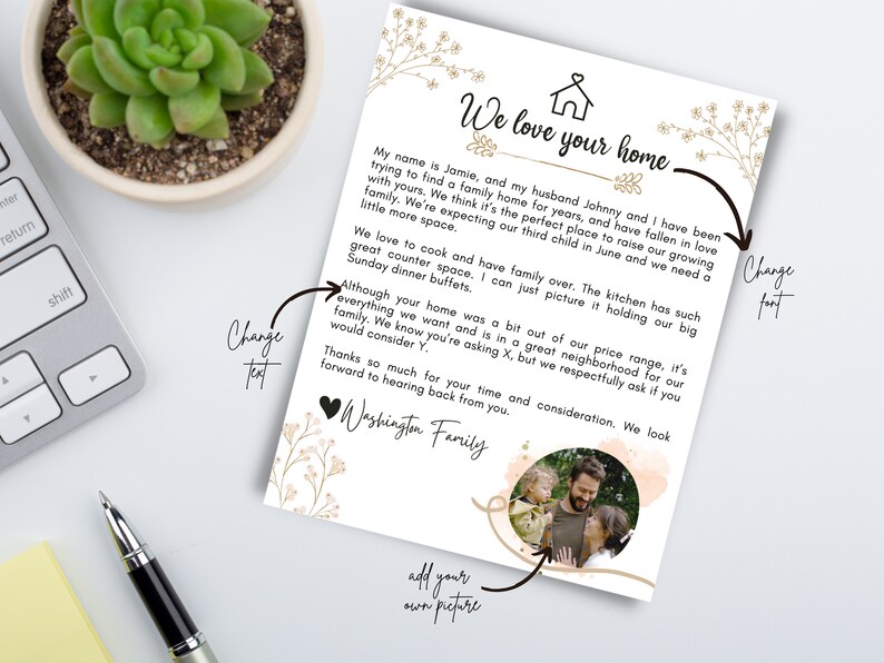 Op de afbeelding: Een handgeschreven briefje met een huissymbool en de tekst "We love your home." Het briefje is versierd met gouden bloemillustraties. Het briefje bevat een persoonlijke boodschap over een gezin dat op zoek is naar een huis en bevat een foto van een gezin.