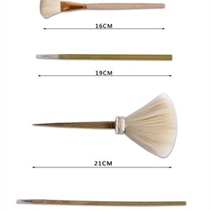 Puede incluir: Conjunto de siete pinceles de pintura con mangos de madera y cerdas blancas. Los pinceles var&iacute;an en tama&ntilde;o de 15 cm a 29 cm.