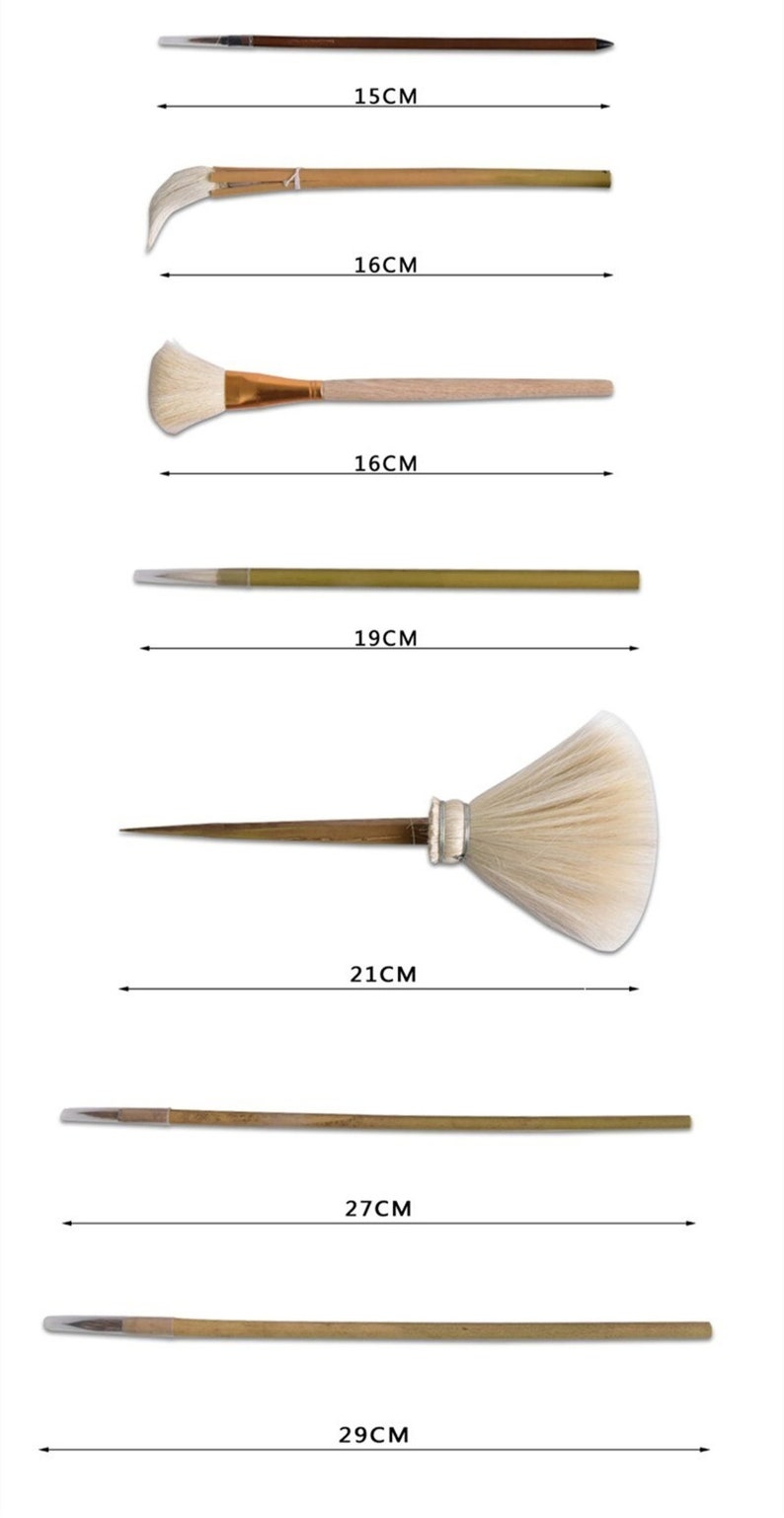 Puede incluir: Conjunto de siete pinceles de pintura con mangos de madera y cerdas blancas. Los pinceles var&iacute;an en tama&ntilde;o de 15 cm a 29 cm.