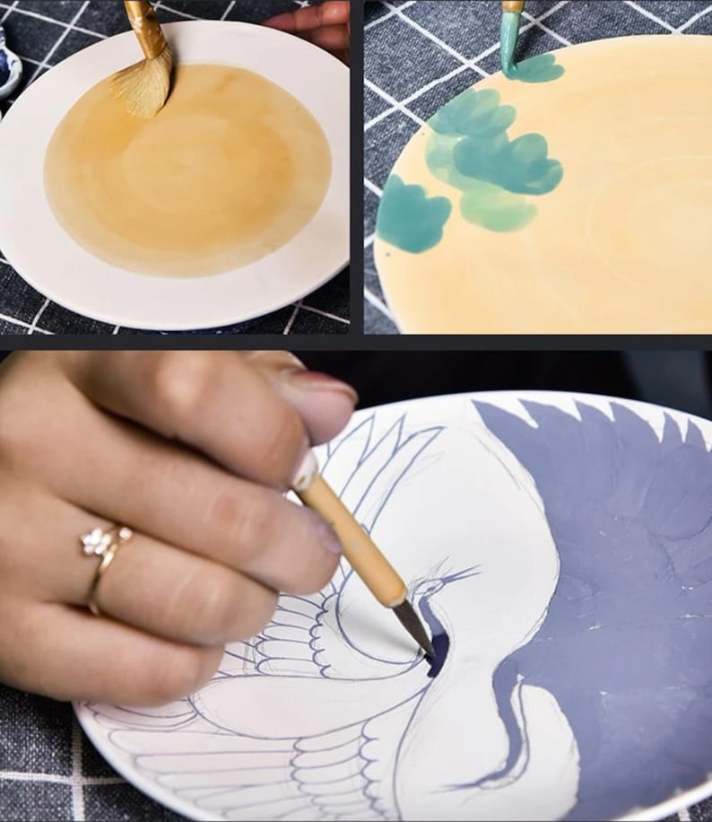 Puede incluir: Un plato de cer&aacute;mica blanco est&aacute; siendo pintado con un pincel. El plato est&aacute; siendo pintado con un esmalte marr&oacute;n claro. El plato est&aacute; sobre una superficie a cuadros.