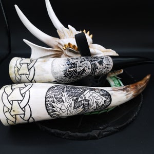 Drinking horn with elaborate engraving of Hugin and Munin