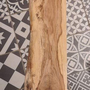 Op de afbeelding: Een lichtbruine houten plank met zichtbare houtnerf en een opvallende knoop. De rechthoekige plank is waarschijnlijk bedoeld voor knutselprojecten of woondecoratie. De afmetingen zijn in centimeters.