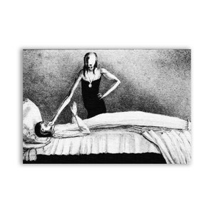 Puede incluir: Una ilustración en blanco y negro de una mujer con un vestido largo negro de pie sobre una persona que está acostada en una cama. La mujer tiene un cuello largo y delgado y una cara en blanco. Ella está sosteniendo su mano sobre la cara de la persona.