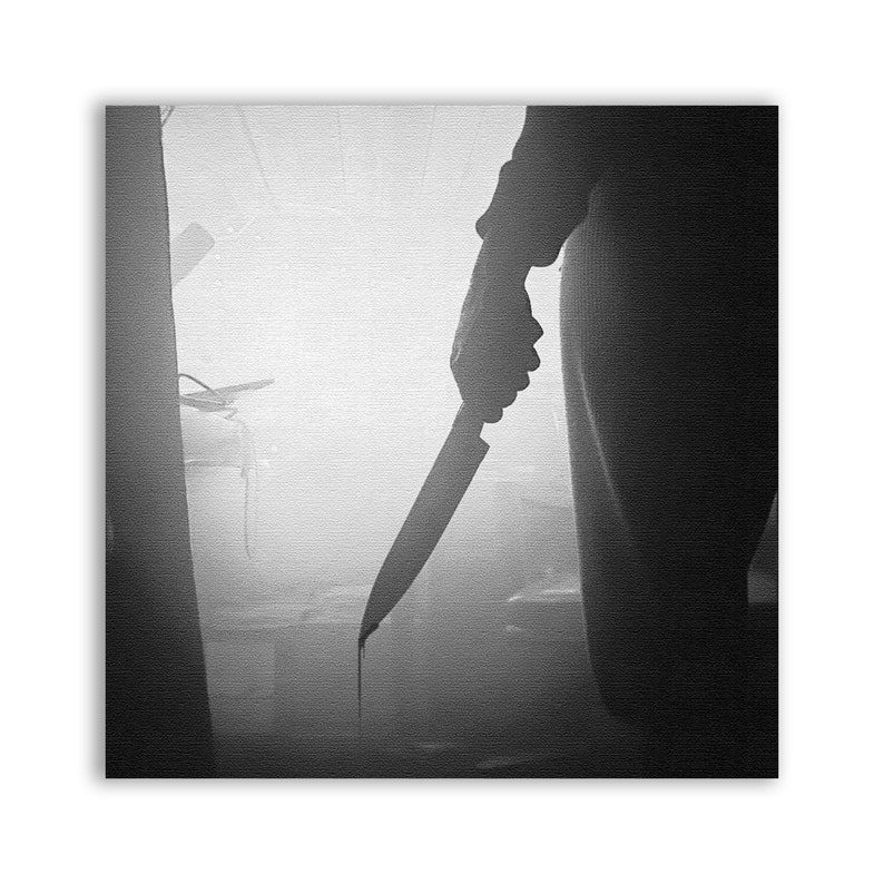 以下が含まれることがあります： 薄暗い部屋に立っている、血のついた刃を持つナイフを持った人の白黒写真です。