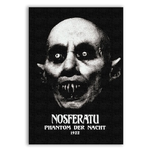 Puede incluir: Un póster en blanco y negro con un primer plano del Conde Orlok, el vampiro de la película de terror expresionista alemana de 1922 "Nosferatu: Una sinfonía de horror". El póster incluye el título "Nosferatu" y el subtítulo "Phantom Der Nacht" con el año 1922.