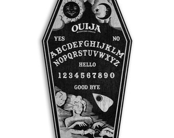 Può includere: Un tabellone Ouija in legno nero con una planchette, un design con sole e luna, e le lettere dell'alfabeto, i numeri da 0 a 9, e le parole "YES", "NO", "HELLO", e "GOOD BYE".