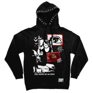 Puede incluir: Sudadera con capucha negra con un estampado gráfico de un collage de imágenes que incluyen un demonio, un ojo, un pentagrama y una mujer. El texto "Till Death Do Us Part" está impreso en la parte delantera de la sudadera.