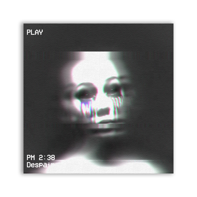 以下が含まれることがあります： 涙が頬を伝う顔のぼやけた、ざらざらした画像。画像は、上部に「PLAY」、下部に「PM 2:38 Despair」というテキストが書かれた、ビンテージのVHSスタイルの外観をしています。