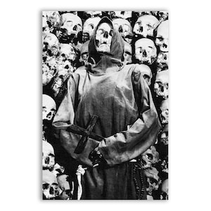 Può includere: Una figura incappucciata con un viso di teschio si trova di fronte a un muro di teschi. La figura tiene una croce nelle sue mani. L'immagine è in bianco e nero.