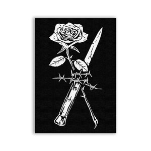 以下が含まれることがあります： 棘のあるバラ、ナイフ、有刺鉄線を描いた白黒のイラスト。画像はスタイリッシュで、暗くゴシックな美しさがあります。