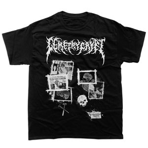 Puede incluir: Camiseta negra con un estampado blanco del grupo Cemetery Gates. El diseño incluye una calavera, un martillo y varias imágenes de cerebros.