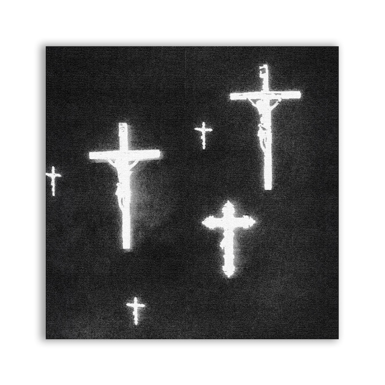 Puede incluir: Imagen en blanco y negro que presenta m&uacute;ltiples crucifijos. Los crucifijos se representan en un estilo brillante y et&eacute;reo sobre un fondo oscuro. Las cruces var&iacute;an en tama&ntilde;o y colocaci&oacute;n, creando un patr&oacute;n disperso.
