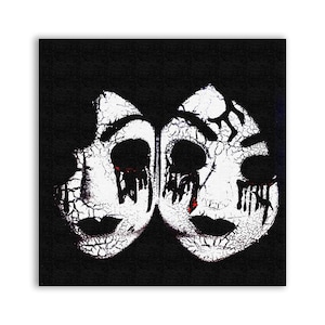 Op de afbeelding: Twee witte maskers met gebarsten verf en zwarte ogen, tegen een zwarte achtergrond. De maskers kijken elkaar aan en elk heeft rode verf die van de ogen druipt.