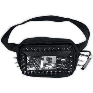 Pode incluir: Cinto de cintura preto com um painel retangular com imagens de caveiras. A bolsa é adornada com pontas e ilhós prateados. Uma alça preta e um mosquetão prateado completam o design. A palavra "FREAKY" é visível no mosquetão.