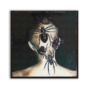Op de afbeelding: Een schilderij van de rug van een persoon met meerdere spinnen die over hun hoofd en nek kruipen. De spinnen zijn zwart met rode accenten. De achtergrond is donker.