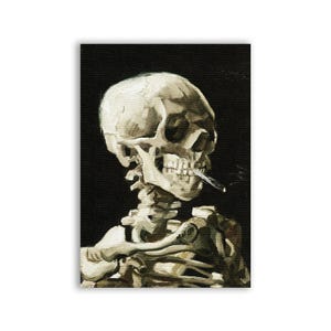 Può includere: Un dipinto di un teschio umano con una sigaretta in bocca. Il teschio fa parte di uno scheletro, e lo sfondo è nero.