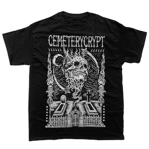 Puede incluir: Camiseta negra con un estampado gráfico blanco de una calavera con cuernos y llamas, un cementerio y el texto "Cemeterycrypt".