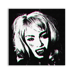 Puede incluir: Una ilustración digital en blanco y negro de una mujer con el pelo largo y ondulado. Sus ojos están muy abiertos y su boca está abierta en un grito. La imagen tiene un efecto de glitch.