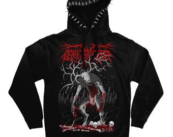 Könnte beinhalten: Ein schwarzer Kapuzenpullover mit einem Grafikdruck einer skelettierten Kreatur mit Geweih in einem Wald. Das Design enthält rote und weiße Details, Text oben und Totenköpfe am unteren Rand. Der Rand der Kapuze ist mit silbernen Stacheln besetzt.